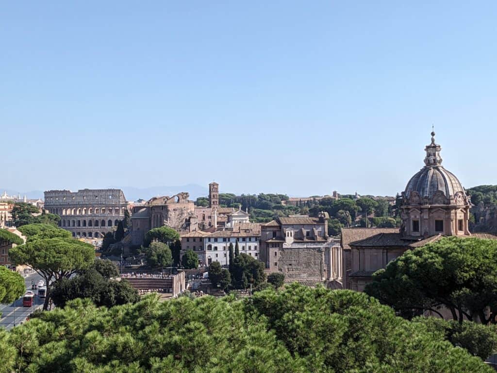 높은 곳에서 콜로세움의 전경을 감상하세요.