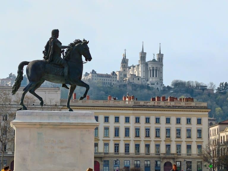 法國【里昂】Lyon|【里昂老城區世界文化遺產】富維耶聖母院、古羅馬劇場→【里昂半島區商業中心】里昂主教座堂、里昂人壁畫、白萊果廣場|台灣料理Ben’s bowl|Top 10 in Lyon|世界美食之都一日遊 7 白萊果廣場 (Place Bellecour) 的法國路易十四 (Louis XIV) 騎馬