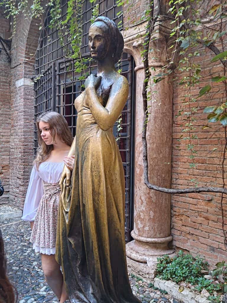 北義【維洛納Verona】2026年冬季奧運閉幕地點Anfiteatro Arena|茱麗葉的故居Casa di Giulietta 、Corte Farina義式Pizza—【米蘭Milan】米蘭大教堂Milan Cathedral、艾曼紐迴廊Galleria Vittorio Emanuele II、UNA Hotels Expo Fiera Milano 3 P 20251008 115923