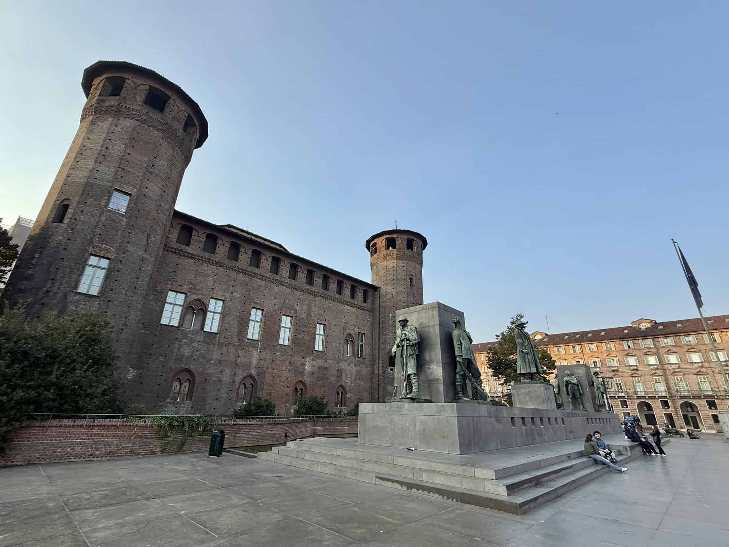 北義【皮埃蒙特】Piedmont•Pinerolo|葡萄酒莊Marronl La Morra Cantina con Cueina品酒之旅•著名酒款 —【杜林】Torino|聖卡洛廣場Piazza San Carlo•安托內利尖塔Mole Antonelliana 12 杜林夫人宮 Palazzo Madama