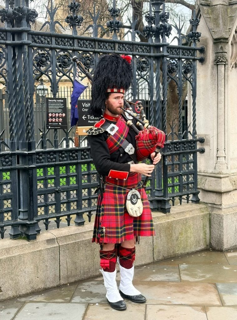鳳凰旅遊Phoenix tours【英國深度11日】評比|行程地圖、跟團亮點、每日行程、城市小鎮、餐食、綜合評比 30 Great Highland bagpipe