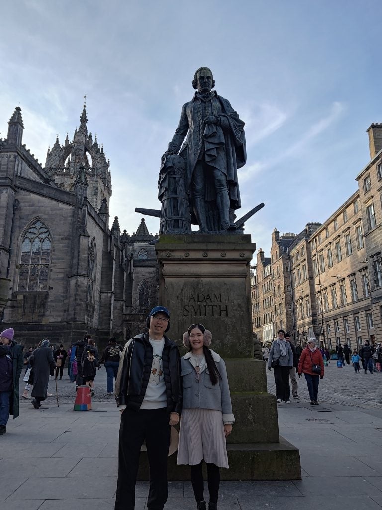 英國【愛丁堡】Edinburgh|愛丁堡推薦必看景點Top15 in Edinburgh City|愛丁堡皇家英里Edinburgh Royal Mile、Scott Monument、St Giles’Cathedra|卡爾頓山丘Calton Hill、Glenkinchie威士忌酒廠|英國的北方雅典Athens of the North 6 edinburgh adam smith statue