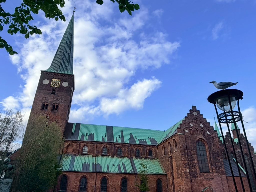 丹麥【奧胡斯】Aarhus|奧胡斯交通、行程規劃、市區半日遊|推薦Aarhus Street Food|蘇醒奧胡斯飯店 Wakeup Aarhus 5 Vor Frue Kirke