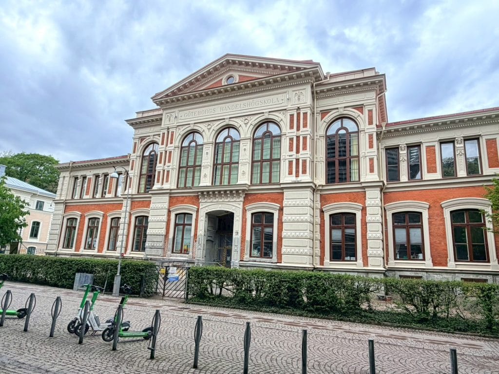 瑞典【哥特堡】Göteborg|丹麥腓特烈港—瑞典哥特堡港渡輪|哥特堡行程規劃:Skansen Kronan城堡、哥特堡大教堂Gustavi domkyrka、哥塔運河與遊船Göta kanal、古斯塔夫廣場Gustaf Adolf square|Café Husaren Home Of Hagabullen超大肉桂捲|Radisson Blu Scandinavia 9 Göteborgs Handelshögskola:舊哥特堡商學院建築,現為哥特堡大學設施使用