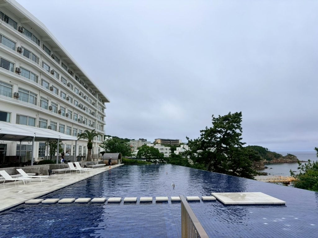 和歌山縣【白浜】Shirahama|白濱景點:白濱とれとれ市場、白濱海上展望台、円月島、白良浜、千畳敷、三段壁、三段壁洞窟 —【串本町】Kushimoto|橋航岩、本州最南端、宇宙ふれあいホールSora-Miru|南紀白浜梅樽温泉ホテルシーモア 14 LINE ALBUM 20260619和歌山 260626 145