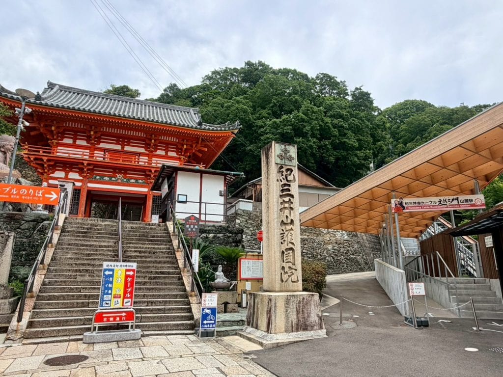和歌山縣【和歌山市】Wakayama|Kino和歌山商場—和歌山城—和歌山市車站百名店美食|紀三井寺—Gold Coffee—和歌山黑潮市場 鮪魚解體秀—道之驛 四季之鄉公園—あじさい曼荼蘿園|加太鯛魚列車、淡嶋神社|和歌山電鐵貴志川線、小玉貓站長|湯浅醬油|Candeo Hotels Nankai Wakayama 8 Kimiidera Temple