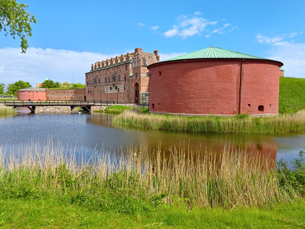 瑞典【馬爾默】Malmo|馬爾默景點:馬爾默大廣場 Stortorge、St. Peter's Church、馬爾默城堡 Malmö Castle、Malmö Saluhall農產品市場、馬爾默市立圖書館Stadsbiblioteket|推薦馬爾默St. Jakobs Backery 10 Malmöhus Castle
