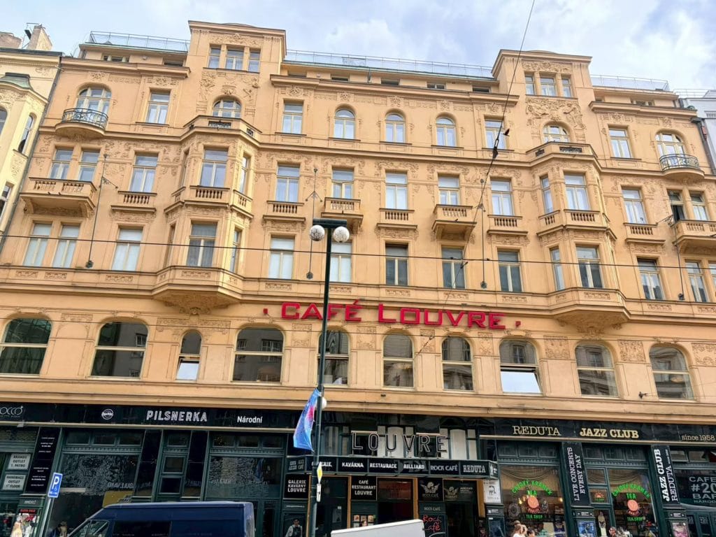 捷克【布拉格攻略】Prague•Praha|基本資訊、行程規劃、交通、天氣穿搭、人文生活、美食購物、快問快答、《布拉格廣場Jolin Version》巡禮|布拉格餐廳Porks Vodičkova、U Glaubiců|布拉格機場住宿Aero rooms|Prague 2-Days Trip|布拉格景點大方向 13 Café Louvre