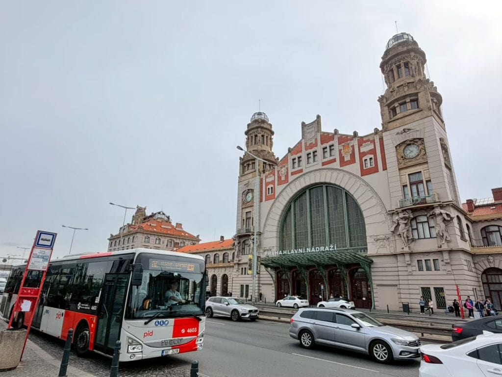捷克【布拉格攻略】Prague•Praha|基本資訊、行程規劃、交通、天氣穿搭、人文生活、美食購物、快問快答、《布拉格廣場Jolin Version》巡禮|布拉格餐廳Porks Vodičkova、U Glaubiců|布拉格機場住宿Aero rooms|Prague 2-Days Trip|布拉格景點大方向 3 布拉格機場AE巴士