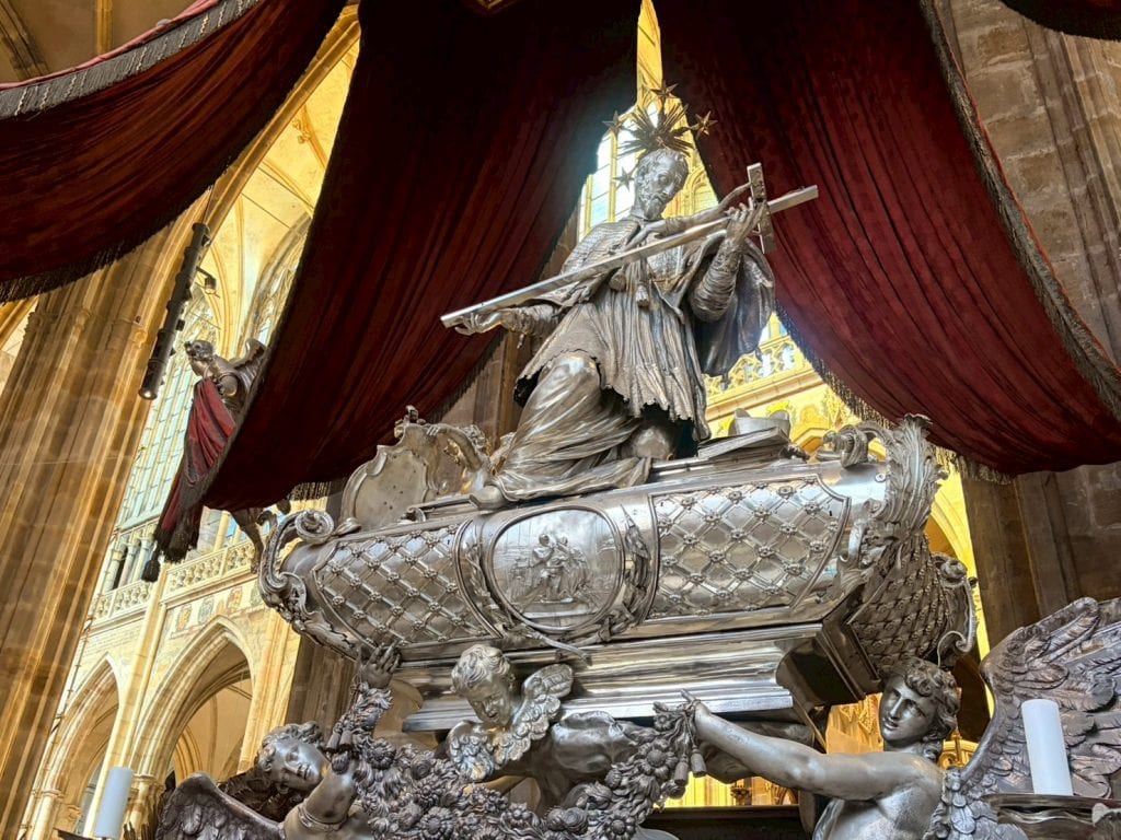 捷克【布拉格城堡區Prague Castle】Hradčany|聖維特主教座堂St. Vitus Cathedral—舊皇宮Old Royal Palace—聖喬治大殿 St. George’s Basilica—黃金巷Golden Lane—黑塔瞭望台Black tower|Prague Castle 1-Day Trip 6 St. John of Nepomuk in St. Vitus Cathedral