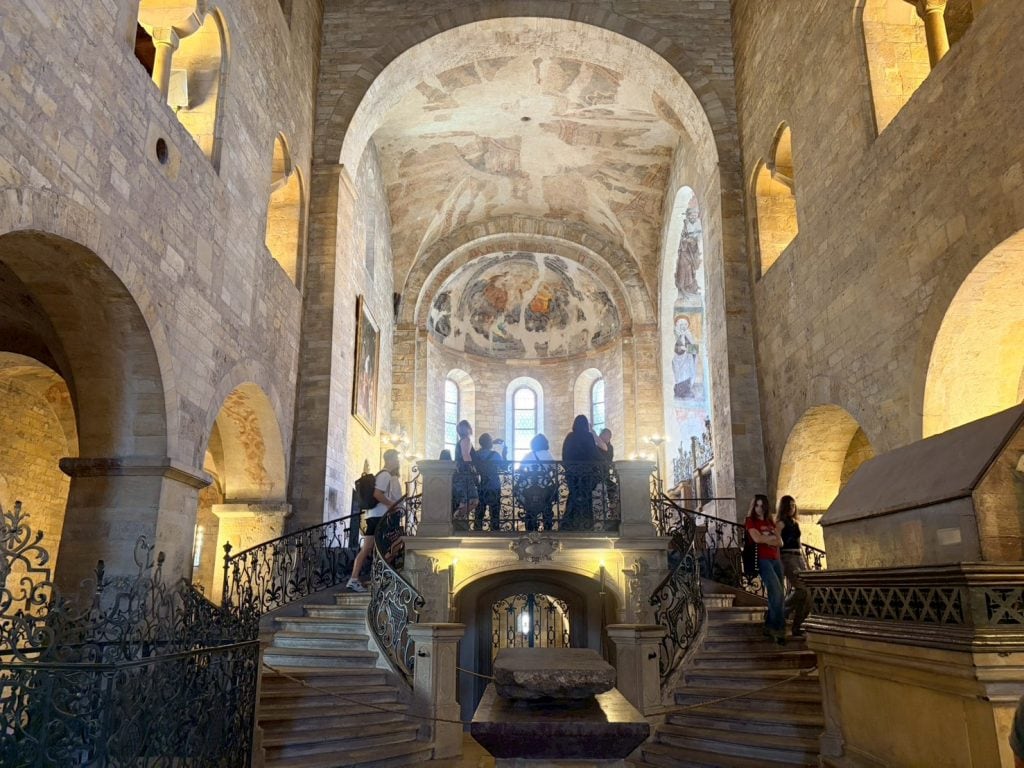 捷克【布拉格城堡區Prague Castle】Hradčany|聖維特主教座堂St. Vitus Cathedral—舊皇宮Old Royal Palace—聖喬治大殿 St. George’s Basilica—黃金巷Golden Lane—黑塔瞭望台Black tower|Prague Castle 1-Day Trip 8 St. George’s Basilica
