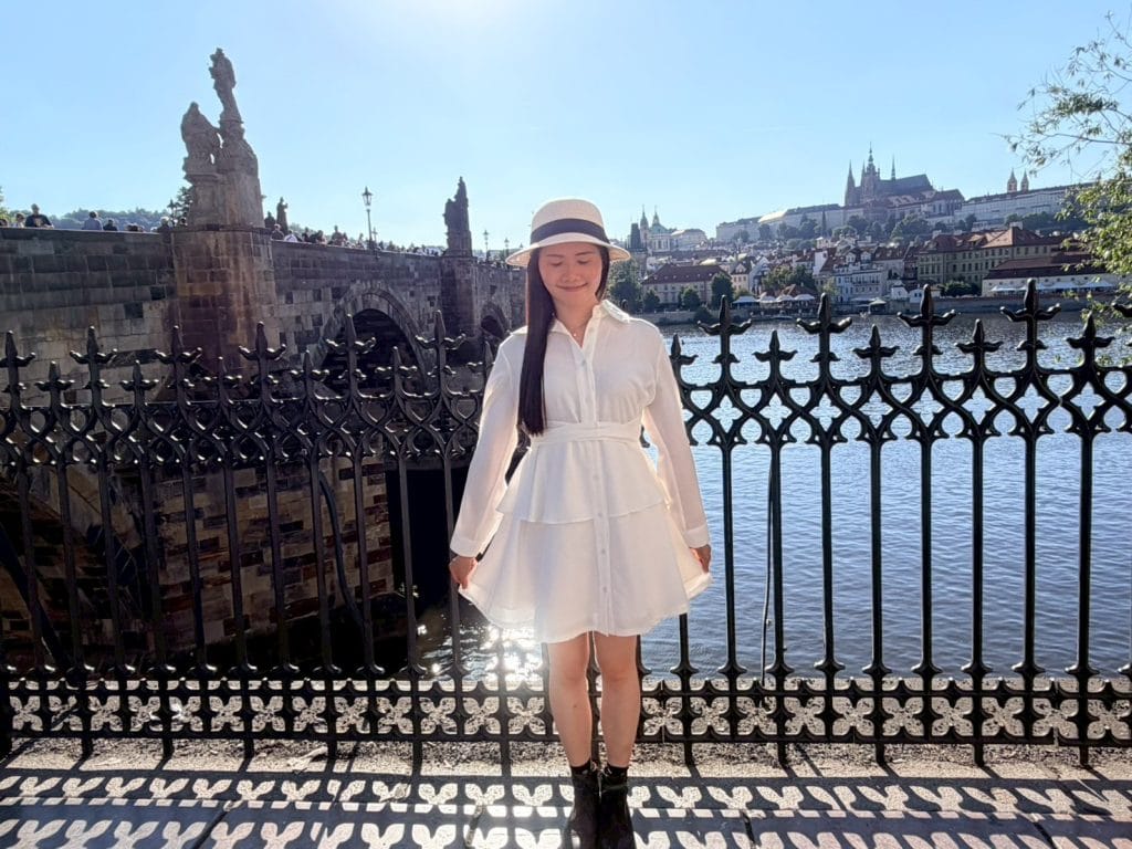 捷克【布拉格小城區Lesser Town】Mala Strandá|華倫斯坦花園Wallenstein Garden—查理大橋Charles Bridge|Prague Lesser Town 1-Day Trip 6 前景查理大橋、後景城堡區