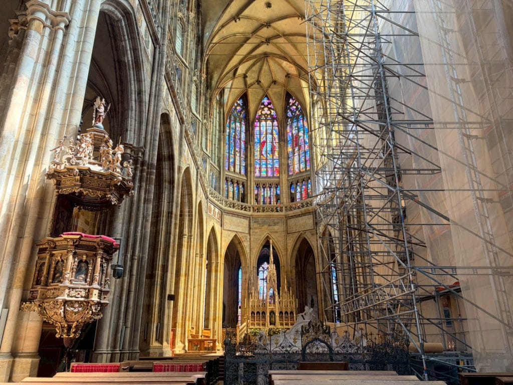 捷克【布拉格城堡區Prague Castle】Hradčany|聖維特主教座堂St. Vitus Cathedral—舊皇宮Old Royal Palace—聖喬治大殿 St. George’s Basilica—黃金巷Golden Lane—黑塔瞭望台Black tower|Prague Castle 1-Day Trip 4 The Neo-Gothic part of the Cathedral consists of the main nave and the narrow side aisles, lined with chapels, and the northern wing of the transverse nave