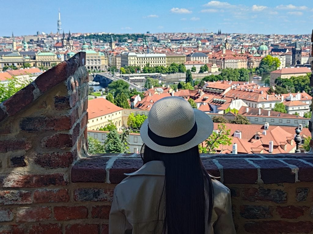 捷克【布拉格城堡區Prague Castle】Hradčany|聖維特主教座堂St. Vitus Cathedral—舊皇宮Old Royal Palace—聖喬治大殿 St. George’s Basilica—黃金巷Golden Lane—黑塔瞭望台Black tower|Prague Castle 1-Day Trip 15 Black tower in prague castle