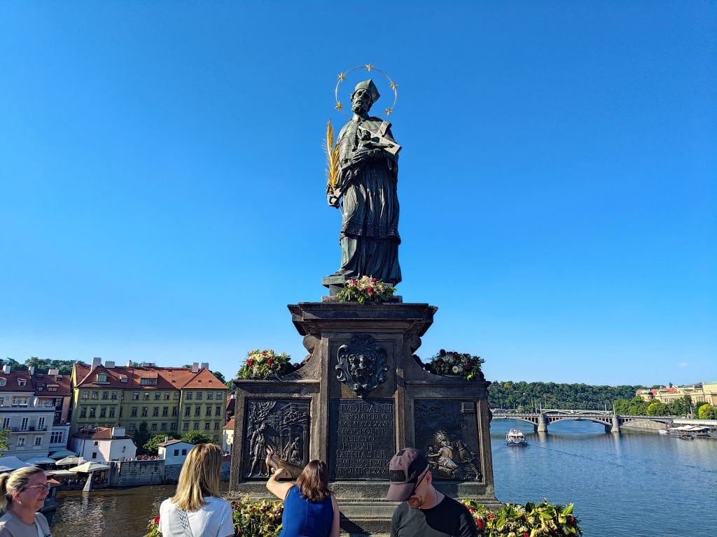 捷克【布拉格小城區Lesser Town】Mala Strandá|華倫斯坦花園Wallenstein Garden—查理大橋Charles Bridge|Prague Lesser Town 1-Day Trip 5 Socha Sv. Jan Nepomucký