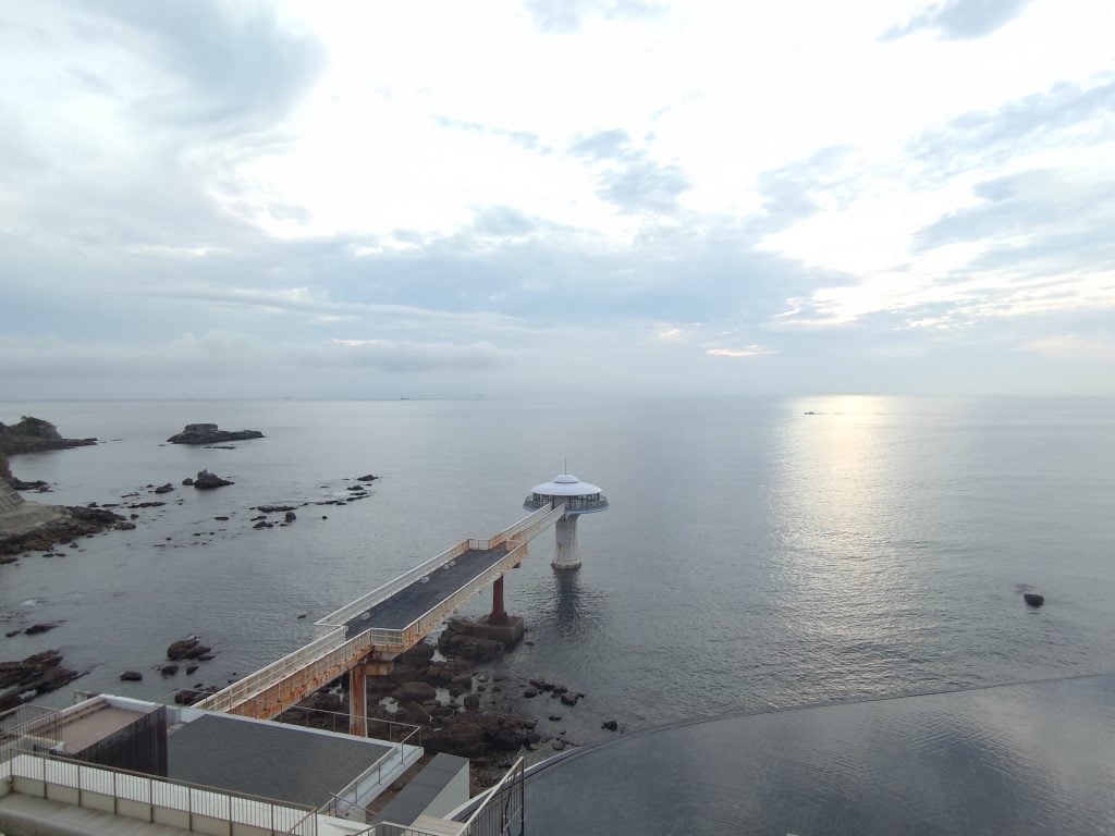 和歌山縣【白浜】Shirahama|白濱景點:白濱とれとれ市場、白濱海上展望台、円月島、白良浜、千畳敷、三段壁、三段壁洞窟 —【串本町】Kushimoto|橋航岩、本州最南端、宇宙ふれあいホールSora-Miru|南紀白浜梅樽温泉ホテルシーモア 18 P 20260619 181845