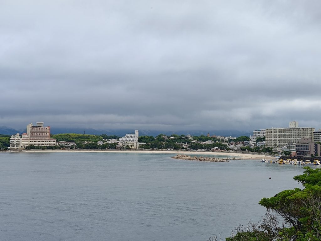 和歌山縣【白浜】Shirahama|白濱景點:白濱とれとれ市場、白濱海上展望台、円月島、白良浜、千畳敷、三段壁、三段壁洞窟 —【串本町】Kushimoto|橋航岩、本州最南端、宇宙ふれあいホールSora-Miru|南紀白浜梅樽温泉ホテルシーモア 4 P 20260620 091128