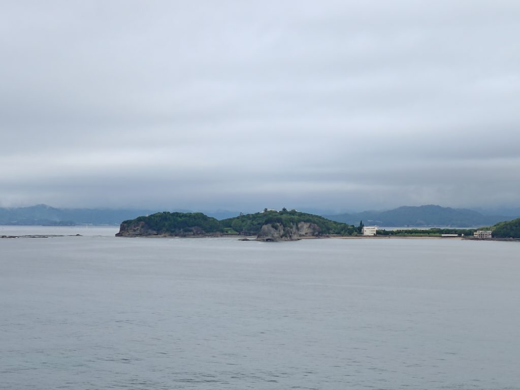 和歌山縣【白浜】Shirahama|白濱景點:白濱とれとれ市場、白濱海上展望台、円月島、白良浜、千畳敷、三段壁、三段壁洞窟 —【串本町】Kushimoto|橋航岩、本州最南端、宇宙ふれあいホールSora-Miru|南紀白浜梅樽温泉ホテルシーモア 3 円月島