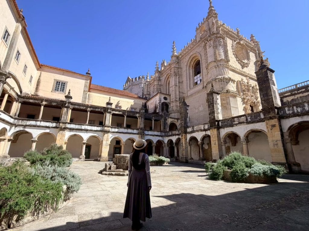 葡萄牙【歐比多斯Obidos】皇后之城Vila das Rainhas|Óbidos Medieval Walls、Ginjinha de Óbidos →【托馬爾Tomar】Knights Templar、Convento de Cristo、Janela do Capítulo →【法蒂瑪Fatima】Santuário de Fátima|餐廳O Plcadeiro|Essence Inn Marianos Hotel 18 Claustro de Dom João III