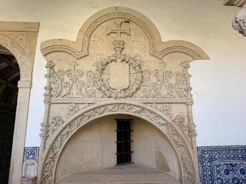 葡萄牙【歐比多斯Obidos】皇后之城Vila das Rainhas|Óbidos Medieval Walls、Ginjinha de Óbidos →【托馬爾Tomar】Knights Templar、Convento de Cristo、Janela do Capítulo →【法蒂瑪Fatima】Santuário de Fátima|餐廳O Plcadeiro|Essence Inn Marianos Hotel 15 Cross of Christ