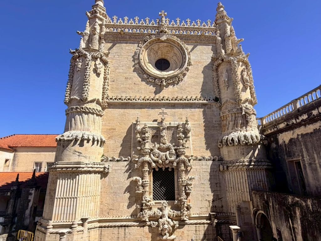 葡萄牙【歐比多斯Obidos】皇后之城Vila das Rainhas|Óbidos Medieval Walls、Ginjinha de Óbidos →【托馬爾Tomar】Knights Templar、Convento de Cristo、Janela do Capítulo →【法蒂瑪Fatima】Santuário de Fátima|餐廳O Plcadeiro|Essence Inn Marianos Hotel 17 Janela do Capítulo
