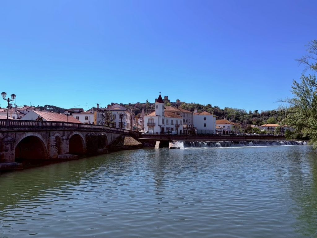 葡萄牙【歐比多斯Obidos】皇后之城Vila das Rainhas|Óbidos Medieval Walls、Ginjinha de Óbidos →【托馬爾Tomar】Knights Templar、Convento de Cristo、Janela do Capítulo →【法蒂瑪Fatima】Santuário de Fátima|餐廳O Plcadeiro|Essence Inn Marianos Hotel 13 Ponte Velha de Tomar