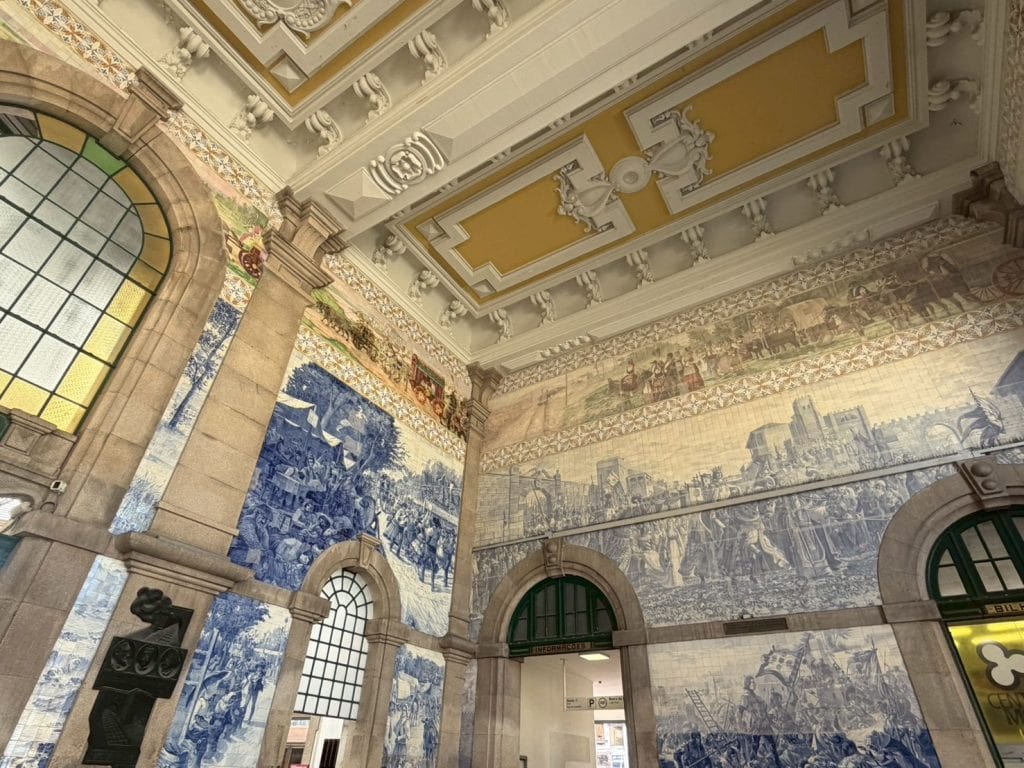 葡萄牙【波多】Porto|波多交通|波多推薦景點Top 20 in Porto|Ponte Luís I、Estação de São Bentos、Palácio da Bolsa|Ribeira、Douro Valley Cruise、Miradouro da Serra do Pilar、Livraria Lello|HF Ipanema Park hotel|Porto 2-Days Trip 2 聖本篤車站